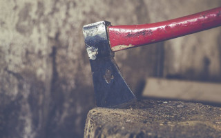 Били топором: нелюди напали на пенсионера ради 4 тысяч гривен