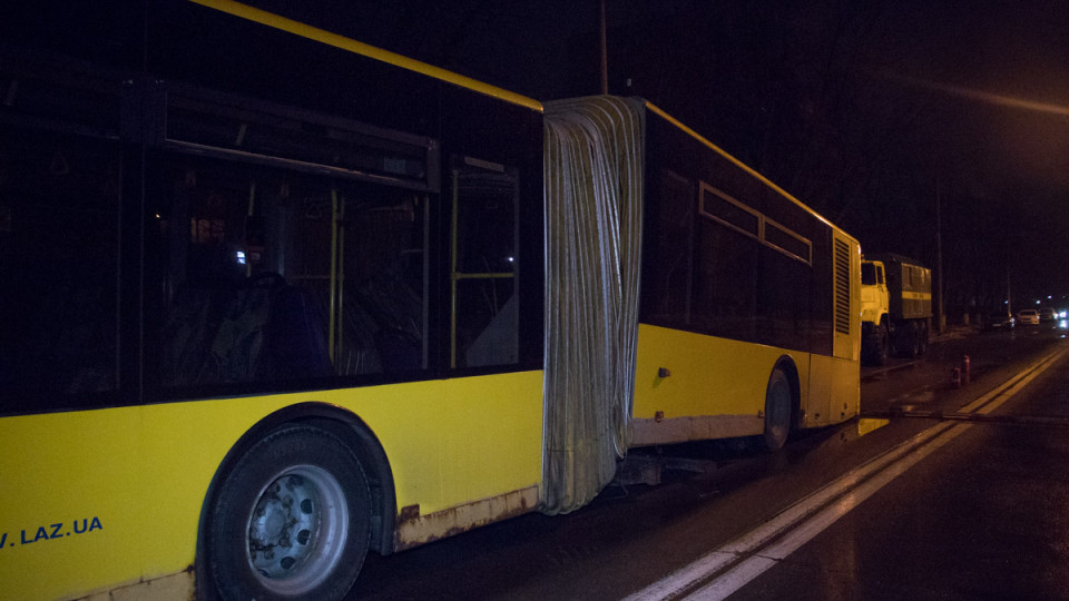 Оторвалось дно и отвалилась задняя стенка: в Киеве произошло ЧП с автобусом