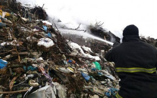 Под Полтавой загорелась свалка: масштабный пожар гасят уже два дня