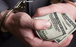 Брав доларові хабарі: на кордоні з Кримом слідчі ДБР викрили митника