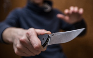 Дерзкое нападение: в Черкасской области пьяный мужчина порезал семью