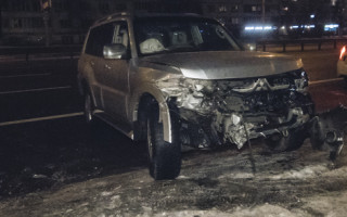 Протаранил отбойник и вылетел на обочину: в Киеве произошло ДТП, есть пострадавшие