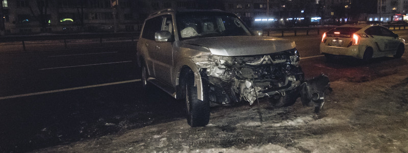 Протаранил отбойник и вылетел на обочину: в Киеве произошло ДТП, есть пострадавшие