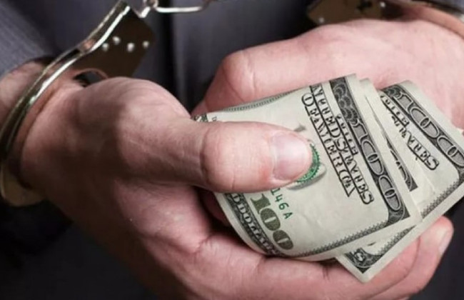 Брав доларові хабарі: на кордоні з Кримом слідчі ДБР викрили митника