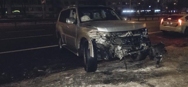 Протаранил отбойник и вылетел на обочину: в Киеве произошло ДТП, есть пострадавшие