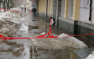 ЧП в Полтаве: ледяная глыба рухнула на голову пенсионеру
