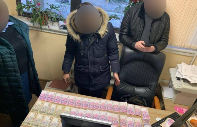 Брав хабарі: ДБР затримало старшого інспектора митного посту Одеської митниці