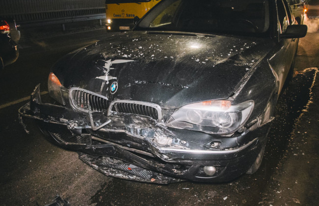 В Киеве чиновник на BMW устроил масштабное ДТП: копа зажало между автомобилями