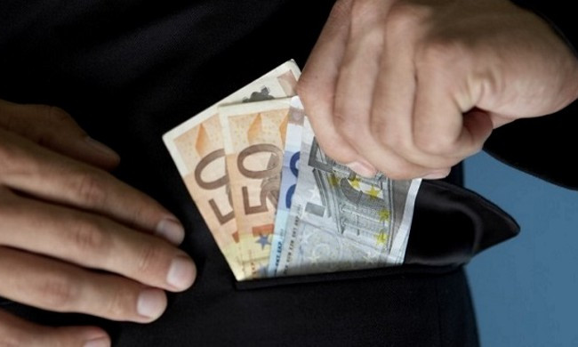 Отримав 5 тисяч євро хабара: колишній суддя постане перед судом