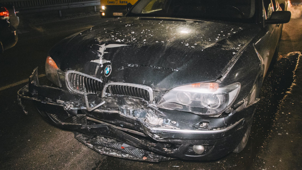 В Киеве чиновник на BMW устроил масштабное ДТП: копа зажало между автомобилями