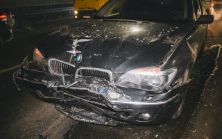 В Киеве чиновник на BMW устроил масштабное ДТП: копа зажало между автомобилями