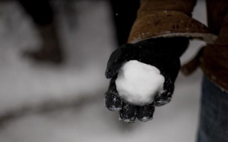 Из-за снежка: мужчина в столице жестоко избил подростка