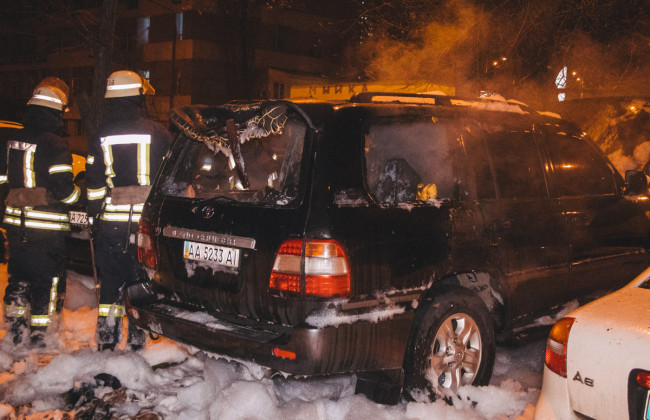 В столице двое мужчин подожгли внедорожник и скрылись