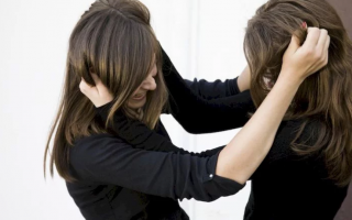 Сломанная рука, отбитая почка: стали известны подробности избиения школьницы в Житомире