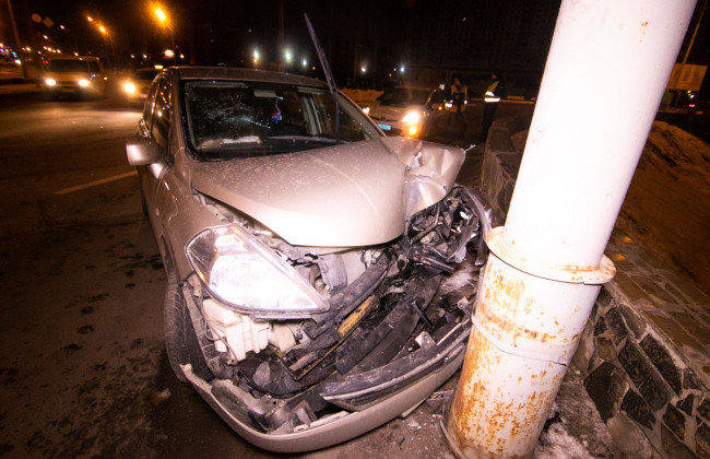 Влетел в столб: на Троещине произошло пьяное ДТП с пострадавшими