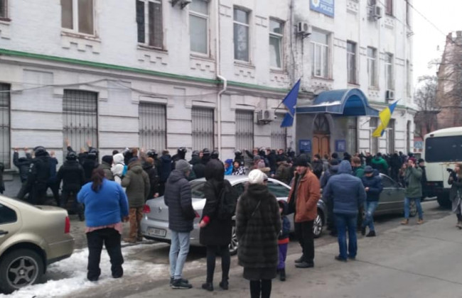 В Киеве группа людей штурмовала управление полиции: трех копов госпитализировали