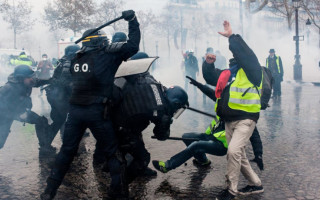 Протесты во Франции: одному из митингующих оторвало руку