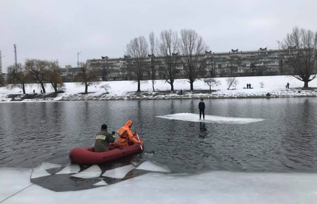 ЧП в Киеве на Русановке: подросток оказался на отколотой льдине посреди воды