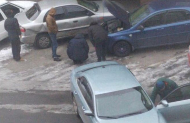 «Героиня парковки» под Киевом разбила несколько автомобилей, фото