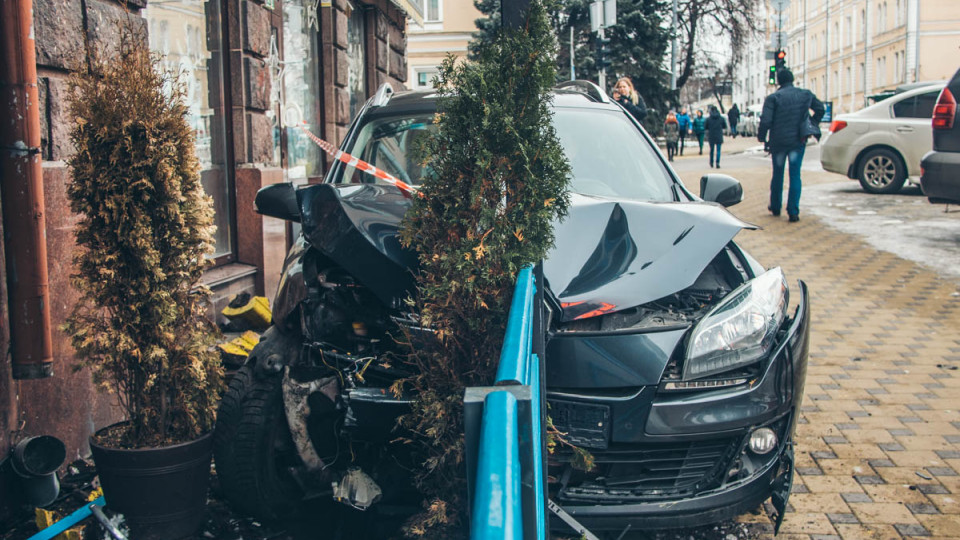 В центре Киева автомобиль влетел в террасу ресторана