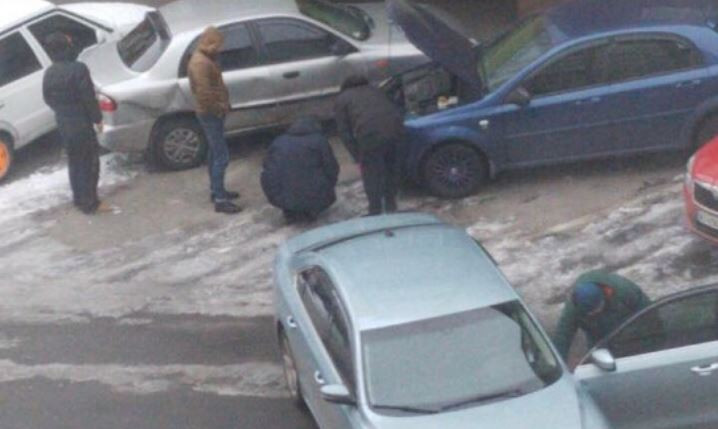 «Героиня парковки» под Киевом разбила несколько автомобилей, фото