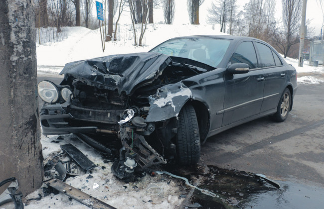 ДТП в Киеве, автомобили раскидало по дороге: Mercedes влетел в столб, а Peugeot — в дерево