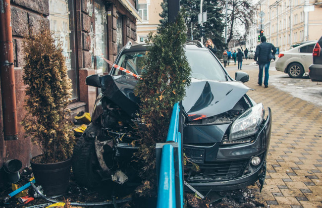 В центре Киева автомобиль влетел в террасу ресторана