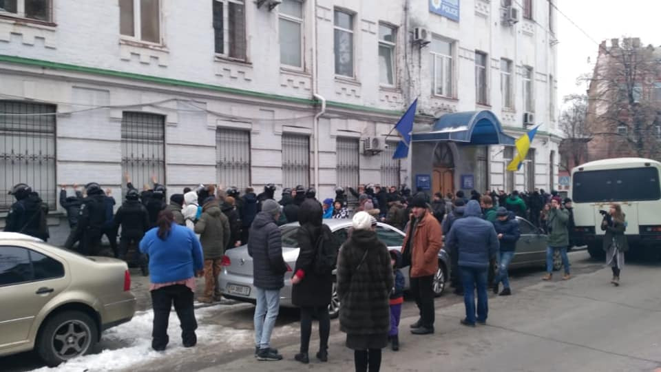 В Киеве группа людей штурмовала управление полиции: трех копов госпитализировали