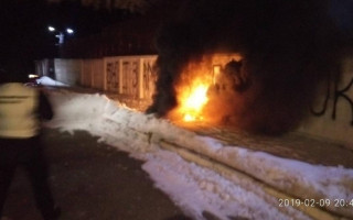 Активисты атаковали дом Авакова из салютных установок, фото