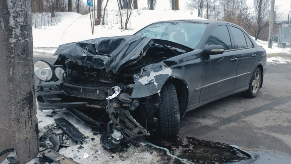 ДТП в Киеве, автомобили раскидало по дороге: Mercedes влетел в столб, а Peugeot — в дерево