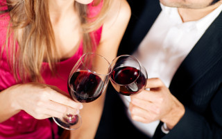 Подливала снотворное в алкоголь и обворовывала мужчин: в Киеве задержали аферистку