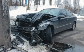 ДТП в Киеве, автомобили раскидало по дороге: Mercedes влетел в столб, а Peugeot — в дерево