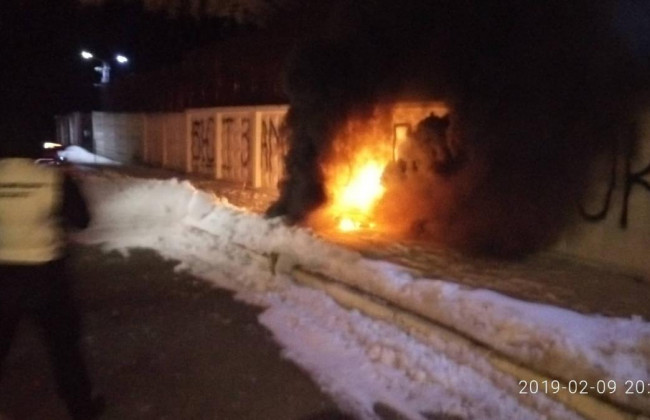 Активисты атаковали дом Авакова из салютных установок, фото