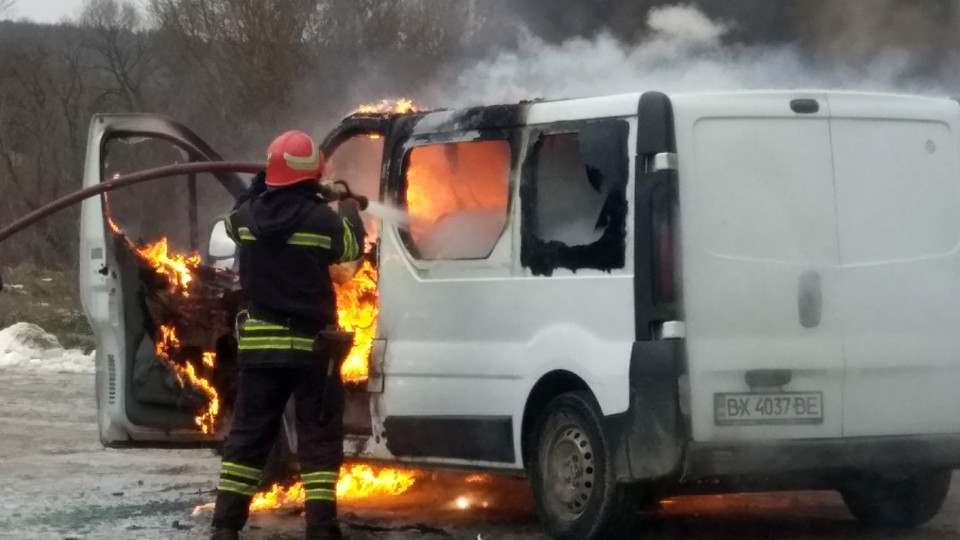 Загорелся на ходу: под Хмельницким произошло ЧП с пассажирским микроавтобусом