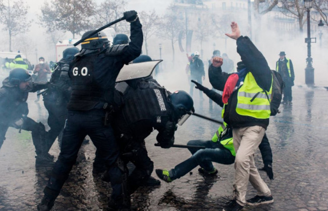 Протесты во Франции: одному из митингующих оторвало руку