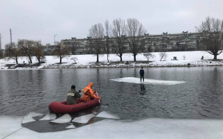 ЧП в Киеве на Русановке: подросток оказался на отколотой льдине посреди воды