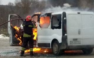 Загорелся на ходу: под Хмельницким произошло ЧП с пассажирским микроавтобусом