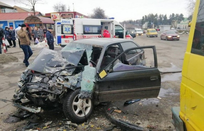 Смертельное ДТП в Умани: столкнулись легковушка и микроавтобус