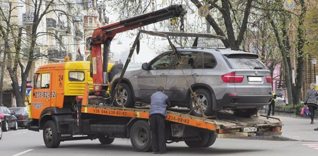 Новые правила парковки: в Киеве начали эвакуировать временно задержанные автомобили