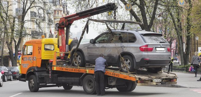 Новые правила парковки: в Киеве начали эвакуировать временно задержанные автомобили