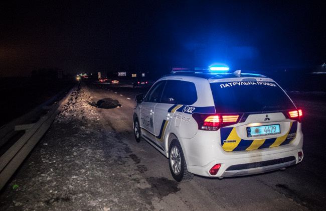 Под Киевом минивэн насмерть сбил парня и скрылся