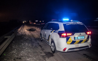 Под Киевом минивэн насмерть сбил парня и скрылся