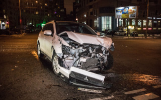 В столице таксист Uber пролетел на красный и протаранил Mitsubishi: есть пострадавшие