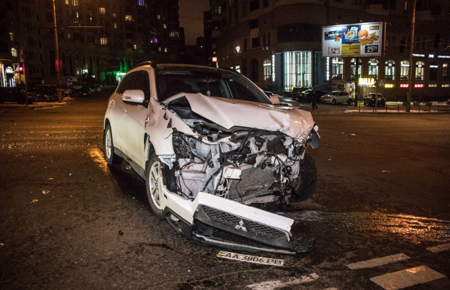 В столице таксист Uber пролетел на красный и протаранил Mitsubishi: есть пострадавшие
