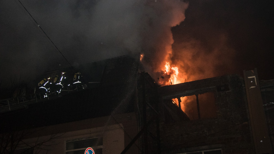 Масштабный пожар в Киеве: вспыхнуло трехэтажное офисное здание