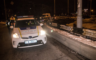 На Троещине Opel проигнорировал круговое движение и «улетел» в переход