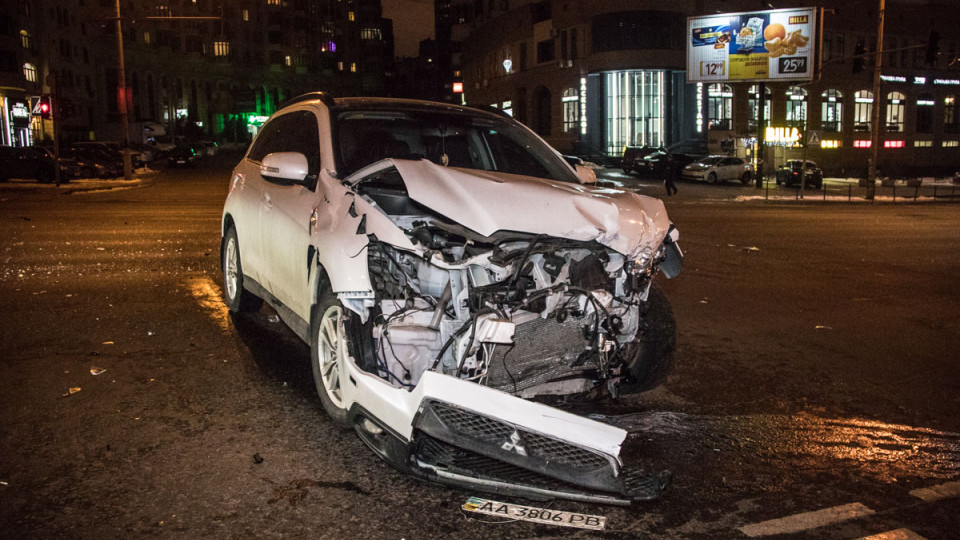 В столице таксист Uber пролетел на красный и протаранил Mitsubishi: есть пострадавшие
