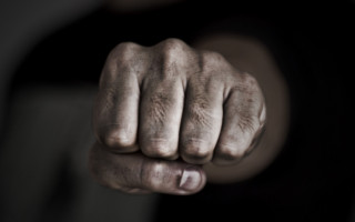 Напали и вывезли в поле: коллекторы в Крыму избили мужчину