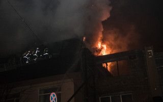 Масштабный пожар в Киеве: вспыхнуло трехэтажное офисное здание