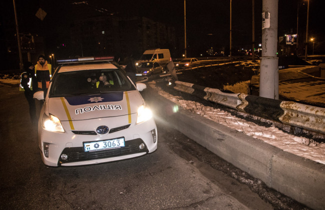 На Троещине Opel проигнорировал круговое движение и «улетел» в переход